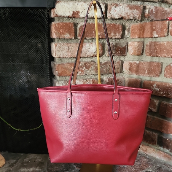 Coach Snoopy Peanuts Leather Tote Bag Red Limited Edition - Picture 4 of 16